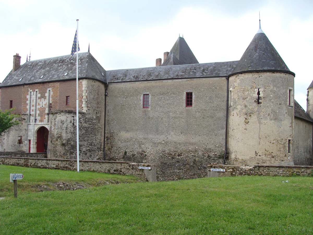 Château de Béthune dominant le village de La Chapelle-d’Angillon