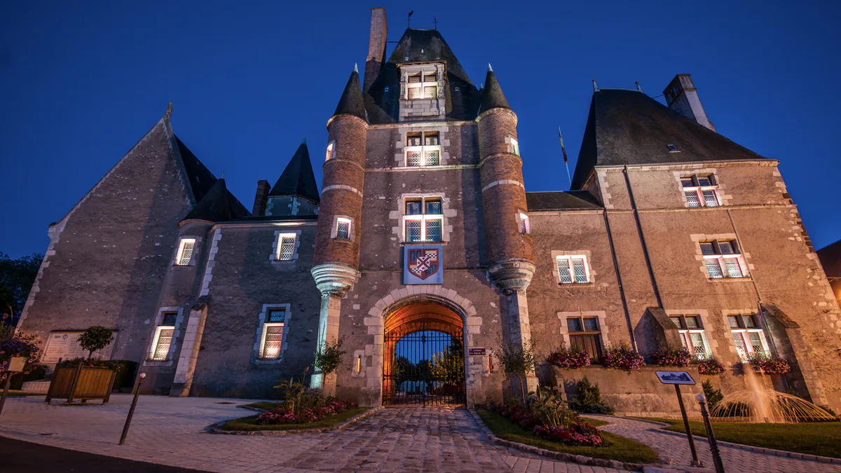 Front of the Château des Stuarts in central Aubigny-sur-Nère