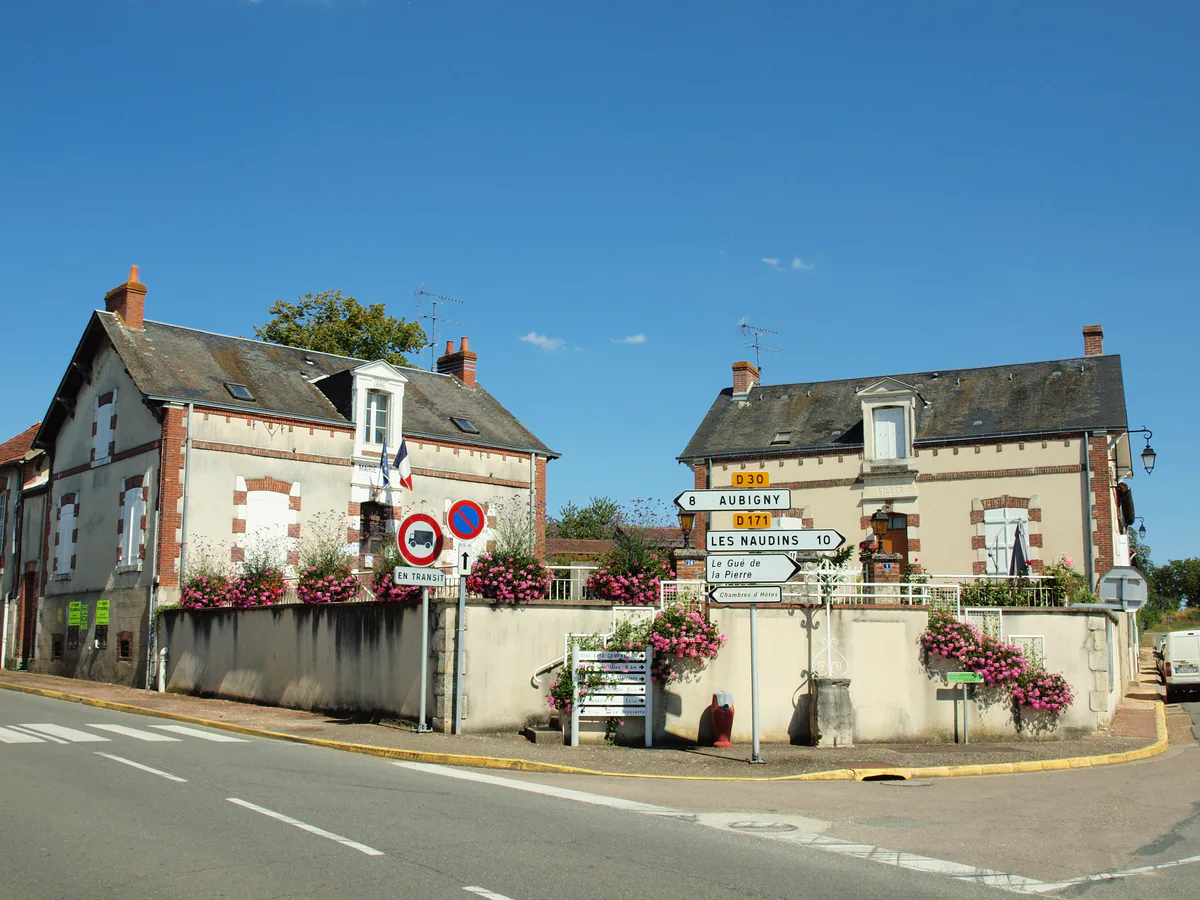 Mairie d’Ennordres et bâtiment voisin fleuris au centre du village
