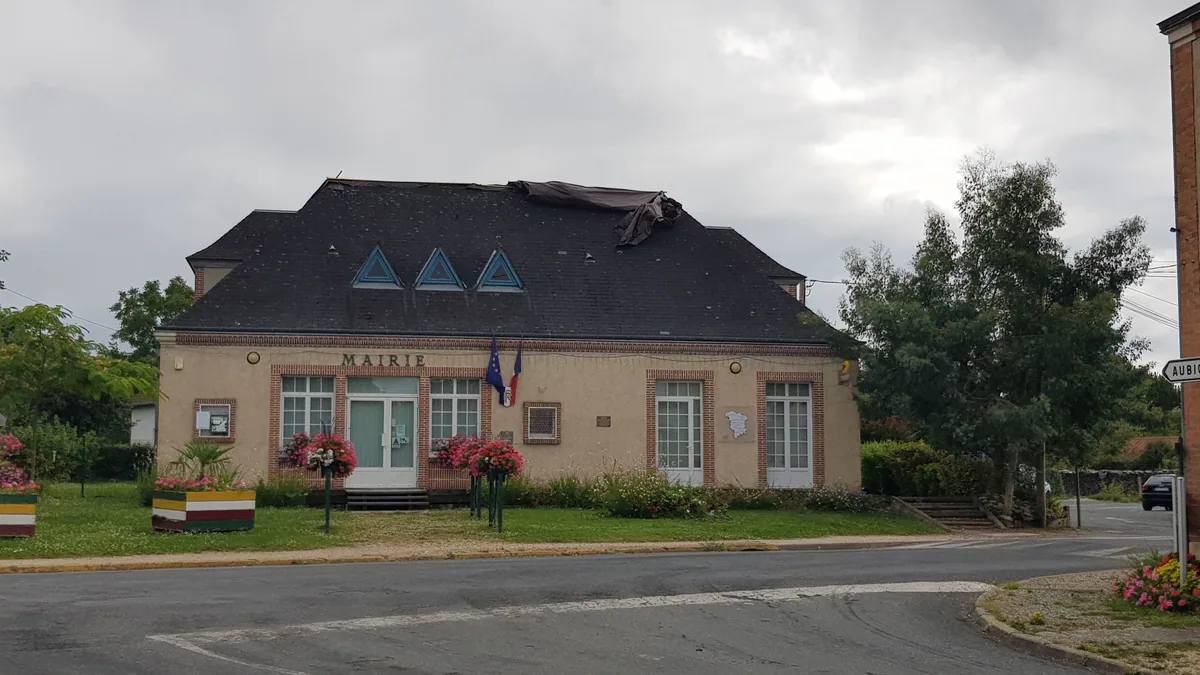 Mairie d’Oizon fleurie au bord de la rue du village
