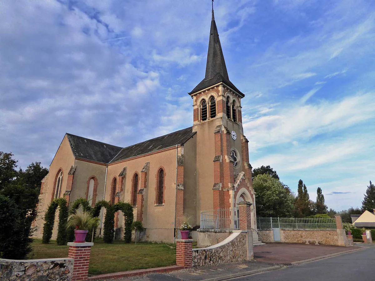Église Saint-Caprais de Presly avec son clocher de briques